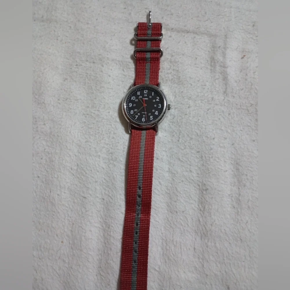 Timex watch, works great! Cloth band. (W011)